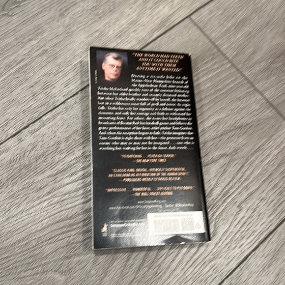 The girl who loved Tom Gordon by Stephen king - Picture 2 of 4